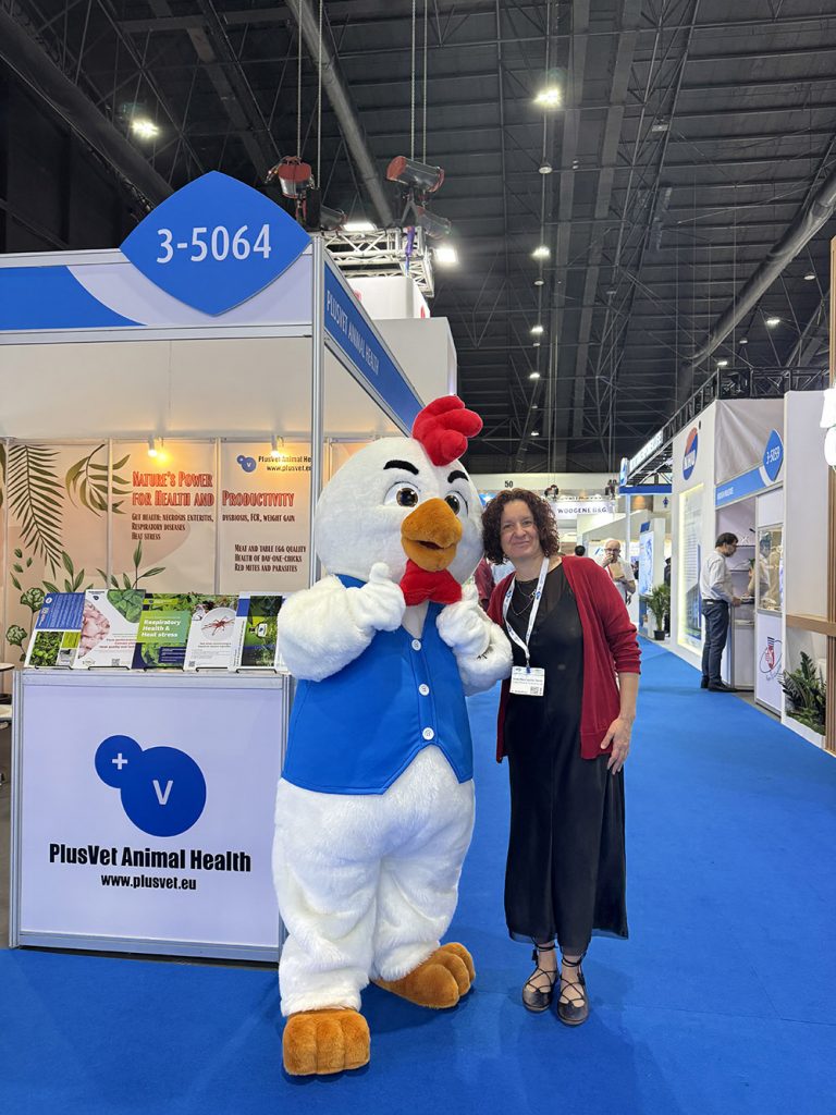 PlusVet Animal Health, aditivos para alimentos, aditivos para alimentación animal, extractos de plantas, aceites esenciales, fitobióticos, fitoquímicos, fitogénicos, reemplazar antibioticos promotores del crecimiento, productos naturales, salud digestiva, aves, avicultura, porcino, cerdos, rumiantes